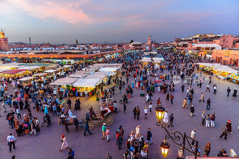 晚上Djemaa El Fna广场，马拉喀什，摩洛哥